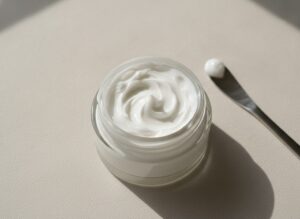 Открытая банка колд крема с густой белой текстурой